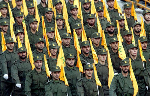 combatientes de Hezbolá en un desfile